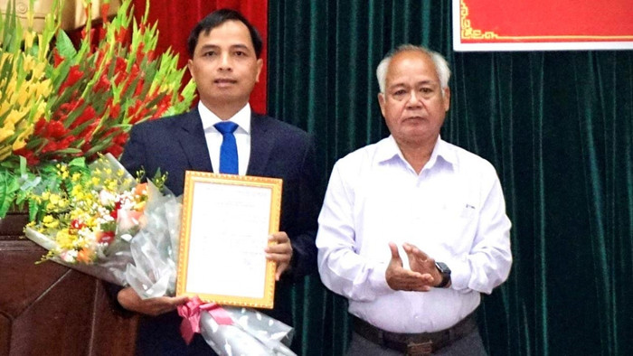 Ông A Pớt, Phó Bí thư Thường trực Tỉnh ủy Kon Tum trao Quyết định và hoa chúc mừng ông Xiêng Thanh Phúc. Ông A Pớt, Phó Bí thư Thường trực Tỉnh ủy Kon Tum trao Quyết định và hoa chúc mừng ông Xiêng Thanh Phúc.