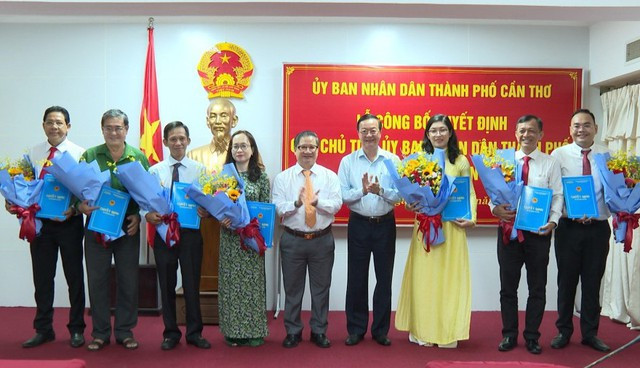 Chủ tịch Ủy ban nhân dân thành phố Cần Thơ Trần Việt Trường trao quyết định và chúc mừng các cán bộ được điều động, bổ nhiệm giữ chức vụ mới Chủ tịch Ủy ban nhân dân thành phố Cần Thơ Trần Việt Trường trao quyết định và chúc mừng các cán bộ được điều động, bổ nhiệm giữ chức vụ mới