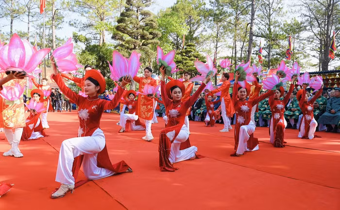 Các tiết mục múa dân gian, truyền thống tại Lễ hội.