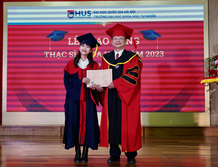 Giáo sư, Tiến sĩ khoa học Vũ Hoàng Linh - Hiệu trưởng Trường Đại học Khoa học Tự nhiên - Đại học Quốc gia Hà Nội trao bằng cho tân thạc sĩ. Ảnh: Minh Nguyệt Giáo sư, Tiến sĩ khoa học Vũ Hoàng Linh - Hiệu trưởng Trường Đại học Khoa học Tự nhiên - Đại học Quốc gia Hà Nội trao bằng cho tân thạc sĩ. Ảnh: Minh Nguyệt