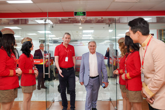 Phó Tổng giám đốc Vietjet Michael Hickey đón đoàn công tác của Bộ trưởng Thương mại và Du lịch Úc, Thượng nghị sỹ Don Farrell tại sân bay Tân Sơn Nhất, Thành phố Hồ Chí Minh Phó Tổng giám đốc Vietjet Michael Hickey đón đoàn công tác của Bộ trưởng Thương mại và Du lịch Úc, Thượng nghị sỹ Don Farrell tại sân bay Tân Sơn Nhất, Thành phố Hồ Chí Minh