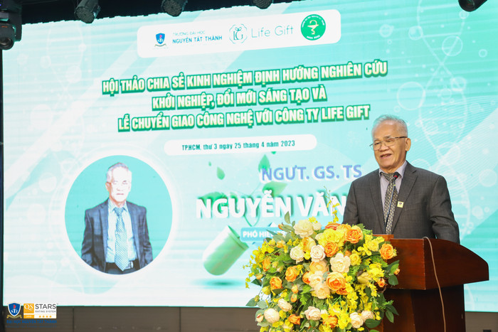 Giáo sư, Tiến sĩ, Nhà giáo Ưu tú Nguyễn Văn Thanh, Phó Hiệu trưởng kiêm Trưởng khoa Dược Trường Đại học Nguyễn Tất Thành chia sẻ về thành công của sản phẩm nghiên cứu. Giáo sư, Tiến sĩ, Nhà giáo Ưu tú Nguyễn Văn Thanh, Phó Hiệu trưởng kiêm Trưởng khoa Dược Trường Đại học Nguyễn Tất Thành chia sẻ về thành công của sản phẩm nghiên cứu.