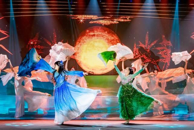 Hai chị em có nhiều dịp đứng chung trên sân khấu và thể hiện tài năng nhảy múa của mình Hai chị em có nhiều dịp đứng chung trên sân khấu và thể hiện tài năng nhảy múa của mình