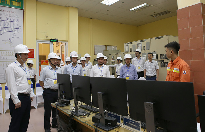 Các đại biểu nghe báo cáo tình hình sự cố do mưa bão gây ra Các đại biểu nghe báo cáo tình hình sự cố do mưa bão gây ra