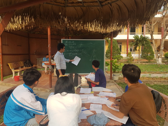 Lớp học ngoài trời tại Trường phổ thông dân tộc nội trú Trung học phổ thông Nậm Pồ. Ảnh: Nhà trường cung cấp Lớp học ngoài trời tại Trường phổ thông dân tộc nội trú Trung học phổ thông Nậm Pồ. Ảnh: Nhà trường cung cấp