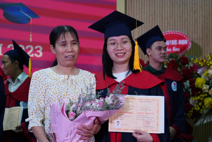Niềm vui của tân thạc sĩ và người thân tại Lễ trao bằng. Ảnh: Minh Nguyệt Niềm vui của tân thạc sĩ và người thân tại Lễ trao bằng. Ảnh: Minh Nguyệt