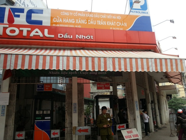 Cây xăng Trần Khát Chân tại thời điểm kiểm tra (ảnh nguồn Đội QLTT số 14). Cây xăng Trần Khát Chân tại thời điểm kiểm tra (ảnh nguồn Đội QLTT số 14).