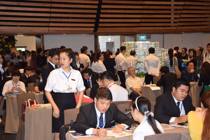 Rất đông khách hàng tham gia giao dịch tại The GoldView để hưởng mức giá và chiết khấu ưu đãi Rất đông khách hàng tham gia giao dịch tại The GoldView để hưởng mức giá và chiết khấu ưu đãi