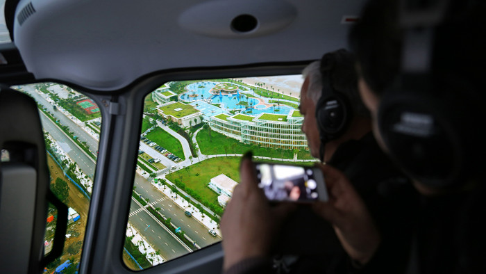 Khách hàng chăm chú ngắm nhìn và chụp ảnh Quần thể FLC Sầm Sơn và khu biệt thự biển FLC L’Amoura từ trên trực thăng. Khách hàng chăm chú ngắm nhìn và chụp ảnh Quần thể FLC Sầm Sơn và khu biệt thự biển FLC L’Amoura từ trên trực thăng.