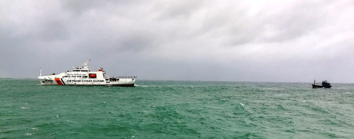 Cứu 13 ngư dân bị nạn trước khi bão Kai Tak đổ bộ vào Biển Đông ảnh 2