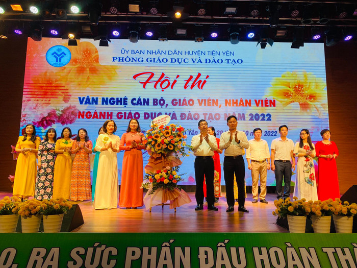 Ông Hà Hải Dương- Tỉnh uỷ viên, Bí thư huyện uỷ - Chủ tịch Uỷ ban nhân dân huyện Tiên Yên và ông Phạm Văn Hoài - Phó Chủ tịch Uỷ ban nhân dân huyện Tiên Yên tặng hoa chúc mừng hội thi