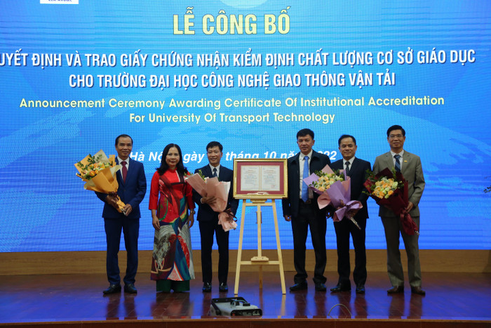 Ngày 10/10, Trường Đại học Công nghệ Giao thông vận tải tổ chức Lễ khai giảng năm học mới (2022-2023) và công bố Quyết định công nhận, trao Giấy chứng nhận Kiểm định chất lượng cơ sở giáo dục (ảnh: UTT) Ngày 10/10, Trường Đại học Công nghệ Giao thông vận tải tổ chức Lễ khai giảng năm học mới (2022-2023) và công bố Quyết định công nhận, trao Giấy chứng nhận Kiểm định chất lượng cơ sở giáo dục (ảnh: UTT)