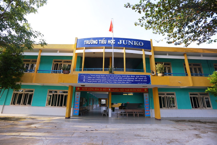 Ngôi trường được xây dựng nên bởi tình yêu và ước mơ của một nữ sinh Nhật Bản. Ngôi trường được xây dựng nên bởi tình yêu và ước mơ của một nữ sinh Nhật Bản.
