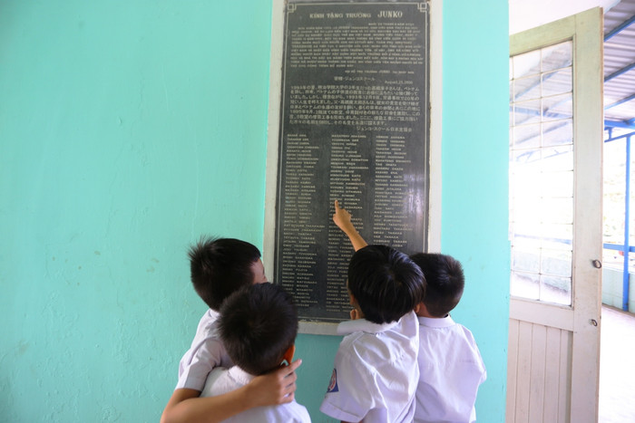 Học sinh trường tiểu học Junko đọc và tìm hiểu về lịch sử ngôi trường được viết nên bởi tình yêu của một cô gái Nhật. Học sinh trường tiểu học Junko đọc và tìm hiểu về lịch sử ngôi trường được viết nên bởi tình yêu của một cô gái Nhật.