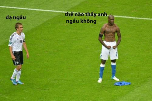 Balotelli khoe cơ bắp trước Philipp Lahm.