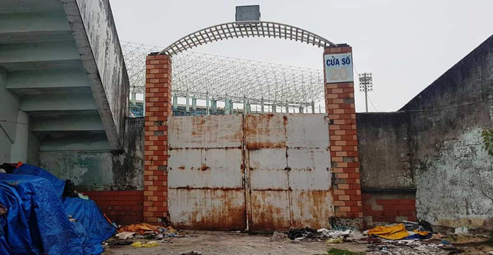 Cùng với tình trạng xuống cấp hư hỏng thì nhiều phần diện tích đất thuộc sân vận động đang được trưng dụng với nhiều mục đích khác nhau. Sự sập sệ của &quot;chảo lửa&quot; Chi Lăng khiến người dân Đà Nẵng không khỏi chạnh lòng.