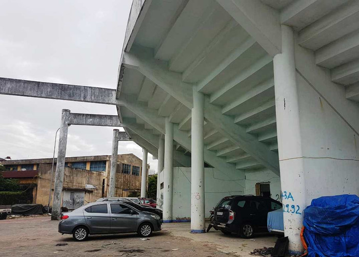 Một phần của sân vận động hiện đang được làm bãi đổ xe, tập kết hàng hóa rất nhếch nhác.