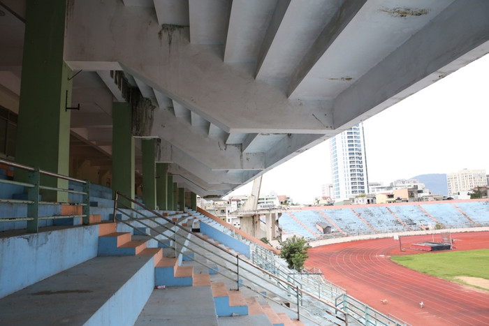 &quot;Chảo lửa&quot; Chi Lăng từng là niềm tự hào của người dân Đà Nẵng. Tuy nhiên, trãi qua một thời gian dài bị &quot;đóng băng&quot; do liên quan đến vụ án Phạm Công Danh đã khiến sân vận động bị xuống cấp nghiêm trọng.