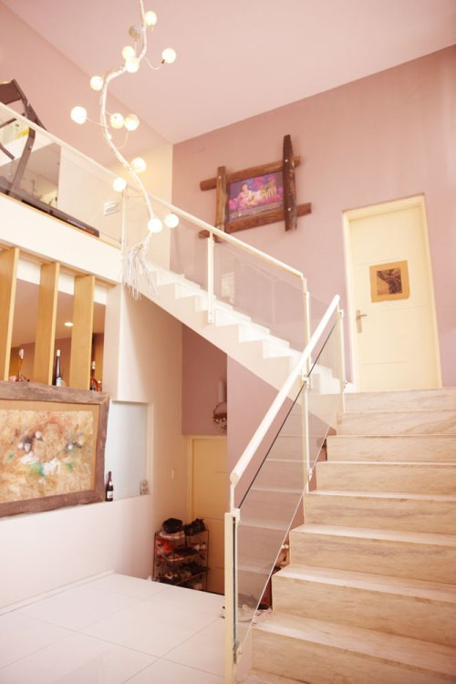 Cầu thang được thiết kế đơn giản, không làm mất quá nhiều diện tích của ngôi nhà. Cầu thang được thiết kế đơn giản, không làm mất quá nhiều diện tích của ngôi nhà.