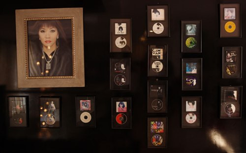 Cận cảnh góc trưng bài những hình ảnh và album ca nhạc của ca sĩ Cẩm Vân. Tất cả được sắp xếp vô cùng đẹp mắt. Cận cảnh góc trưng bài những hình ảnh và album ca nhạc của ca sĩ Cẩm Vân. Tất cả được sắp xếp vô cùng đẹp mắt.