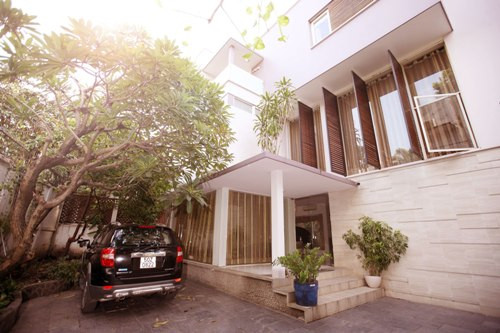 Toản cảnh bên ngoài cơ ngơi của hai vợ chồng ca sĩ Cẩm Vân - Khắc Triệu. Ngôi nhà được thiết kế với rất nhiều cửa kính giúp đón ánh sáng mặt trời. Toản cảnh bên ngoài cơ ngơi của hai vợ chồng ca sĩ Cẩm Vân - Khắc Triệu. Ngôi nhà được thiết kế với rất nhiều cửa kính giúp đón ánh sáng mặt trời.