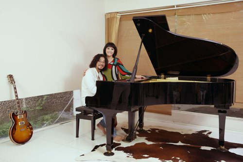 Một góc phòng là nơi đặt cây đàn piano. Đây là một vật không thể thiếu giúp hai vợ chồng có thể cùng nhau tập luyện ca hát. Một góc phòng là nơi đặt cây đàn piano. Đây là một vật không thể thiếu giúp hai vợ chồng có thể cùng nhau tập luyện ca hát.