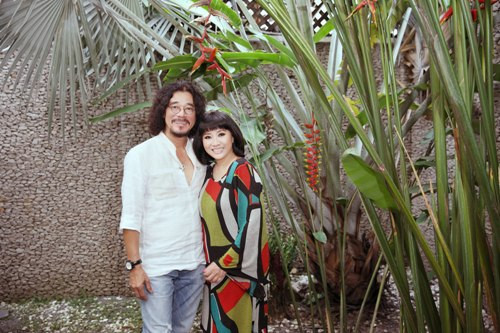 Là những người yêu thiên nhiên nên xung quanh ngôi nhà được trồng khá nhiều cây xanh, tạo bóng mát và giúp điểm tô thêm cho ngôi nhà. Là những người yêu thiên nhiên nên xung quanh ngôi nhà được trồng khá nhiều cây xanh, tạo bóng mát và giúp điểm tô thêm cho ngôi nhà.
