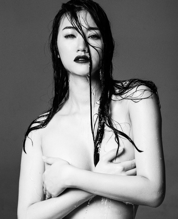 Ngoài hình ảnh gợi cảm, Maya còn thực hiện ảnh bán nude đầy táo bạo. Ngoài hình ảnh gợi cảm, Maya còn thực hiện ảnh bán nude đầy táo bạo.