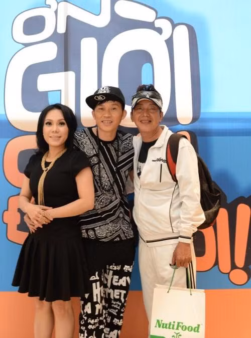 Vợ chồng Sáu Bảnh ăn mặc cực chất tại buổi ra mắt.