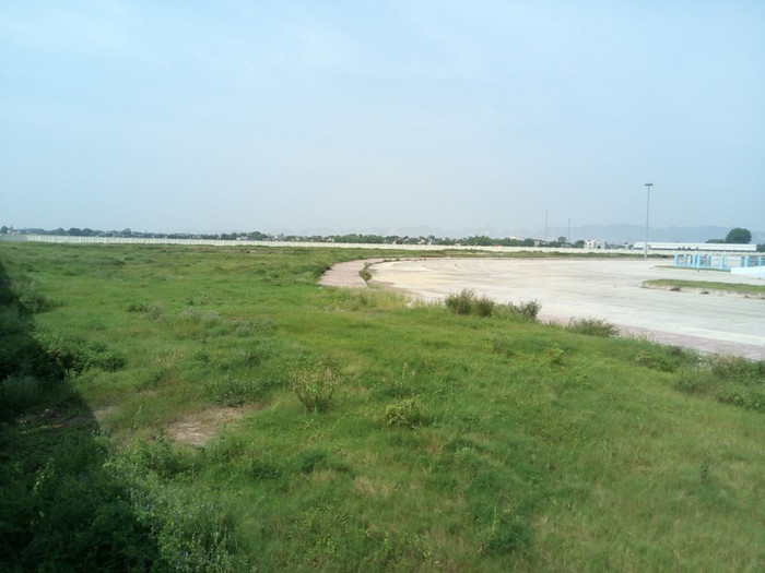 Cỏ cây mọc um tùm trong nhà thi đấu đa năng khiến người dân không khỏi xót xa. Cỏ cây mọc um tùm trong nhà thi đấu đa năng khiến người dân không khỏi xót xa.