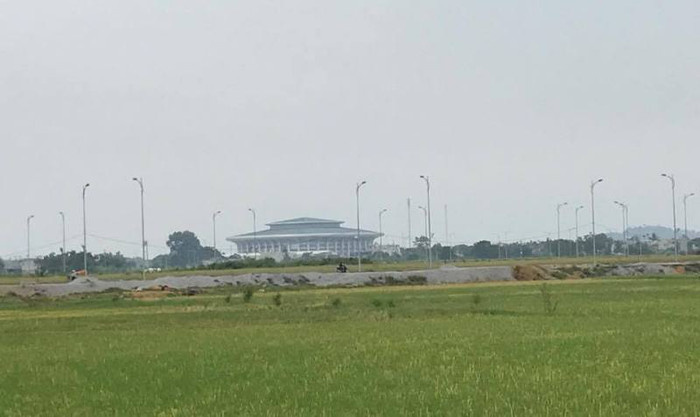 Nhà thi đấu nằm giữa cánh đồng, ít người qua lại khiến công trình có này lạnh lẽo và dễ xuống cấp nhanh hơn. Nhà thi đấu nằm giữa cánh đồng, ít người qua lại khiến công trình có này lạnh lẽo và dễ xuống cấp nhanh hơn.