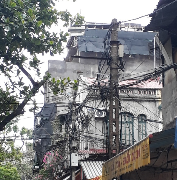 Cách trụ sở làm việc của Uỷ ban nhân dân phường Hàng Bạc khoảng 20m nhưng công trình trong ngõ Cầu Gỗ vẫn vô tư sai phép mà không hề bị xử lý. Ảnh Tố Nữ. Cách trụ sở làm việc của Uỷ ban nhân dân phường Hàng Bạc khoảng 20m nhưng công trình trong ngõ Cầu Gỗ vẫn vô tư sai phép mà không hề bị xử lý. Ảnh Tố Nữ.