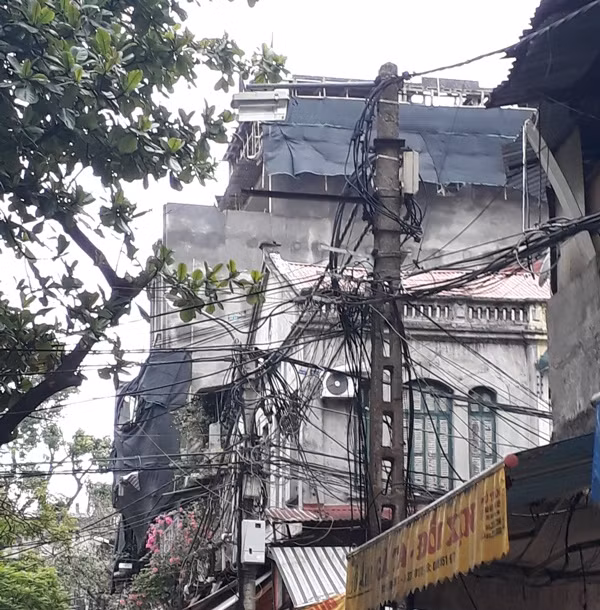 Cách trụ sở làm việc của Uỷ ban nhân dân phường Hàng Bạc khoảng 20m nhưng công trình trong ngõ Cầu Gỗ vẫn vô tư sai phép mà không hề bị xử lý. Ảnh Tố Nữ.