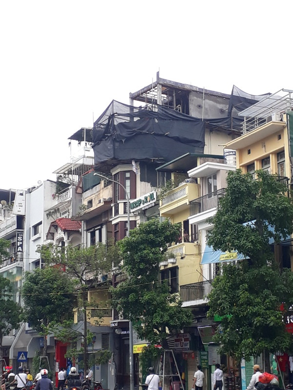 Công trình số 31 Đinh Tiên Hoàng xây dựng tầng mới nhưng lãnh đạo phường lại nói chỉ cải tạo sửa chữa. Ảnh Tố Nữ. Công trình số 31 Đinh Tiên Hoàng xây dựng tầng mới nhưng lãnh đạo phường lại nói chỉ cải tạo sửa chữa. Ảnh Tố Nữ.