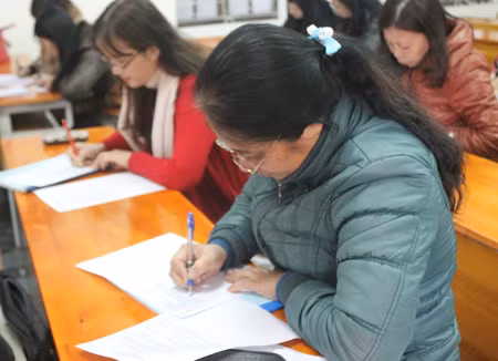 Chỉ ngồi phê lời nhận xét thôi cũng đã hết buổi học rồi. (Ảnh minh họa: Internet)