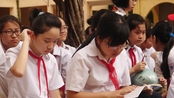 Đối tượng phải chịu nhiều áp lực và thiệt thòi nhất có lẽ là học sinh. (Ảnh minh họa) Đối tượng phải chịu nhiều áp lực và thiệt thòi nhất có lẽ là học sinh. (Ảnh minh họa)