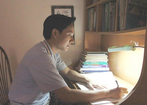 Khi thiên hạ nghỉ ngơi, thư giãn thì thầy cô lại “chúi đầu chúi mũi” vào giáo án, bài vở. Ảnh: Baomoi Khi thiên hạ nghỉ ngơi, thư giãn thì thầy cô lại “chúi đầu chúi mũi” vào giáo án, bài vở. Ảnh: Baomoi