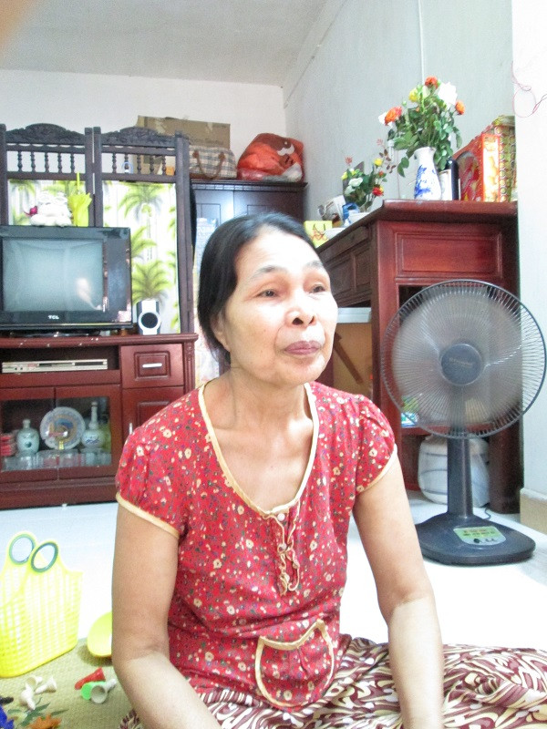 Nữ thanh niên xung phong năm nào giờ đã ở cái tuổi xế chiều, quây quần bên con cháu trong căn nhà nhỏ mà nhà nước chu cấp . Ảnh Nông Thị Thuyết