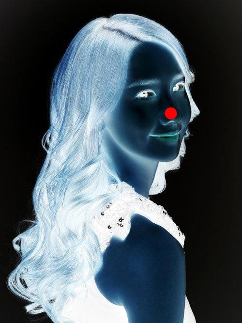 Hãy tập trung vào chấm đỏ trên mũi cô gái khoảng 30 giây, sau đó nhìn toàn bộ bức tranh để xem điều gì thú vị nhé!