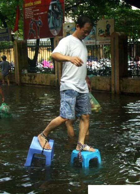 Ngày ngày vác ghế đi chơi Còn hôm nay phải đi bơi thế này Ngày ngày vác ghế đi chơi Còn hôm nay phải đi bơi thế này