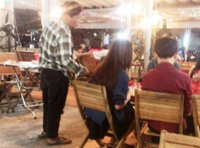 Một trường hợp lang thang ăn xin tại các nhà hàng ven biển Đà Nẵng (người đứng). Ảnh: LHA