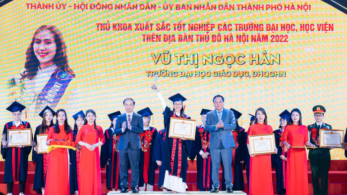 Ngọc Hân là 1 trong số 98 thủ khoa xuất sắc tốt nghiệp các trường đại học, học viện trên địa bàn thành phố Hà Nội năm 2022 được tuyên dương. Ảnh: NVCC Ngọc Hân là 1 trong số 98 thủ khoa xuất sắc tốt nghiệp các trường đại học, học viện trên địa bàn thành phố Hà Nội năm 2022 được tuyên dương. Ảnh: NVCC