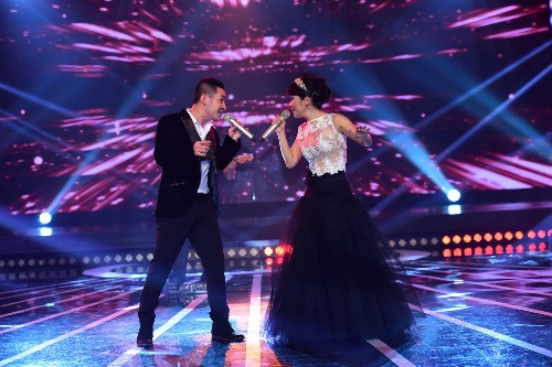 Hoàng Hải song ca ca khúc “Giọt sương trên mi mắt” cùng giám khảo Hồng Nhung. Hoàng Hải song ca ca khúc “Giọt sương trên mi mắt” cùng giám khảo Hồng Nhung.