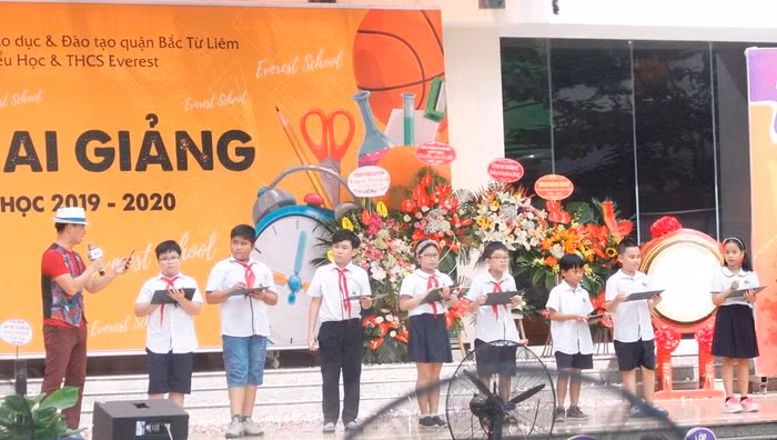 Việc xuất hiện của Nghệ sĩ ưu tú Xuân Bắc tại lễ khai giảng và tuyên tuyền chống bạo lực học đường bằng hình thức giao lưu, hỏi đáp đã mang lại cho buổi lễ rộn ràng tiếng cười (ảnh Trinh Phúc).