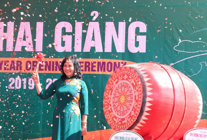 Cô Lê Thị Chính- Hiệu trưởng nhà trường đánh trống khai giảng năm học mới (ảnh trường Newton cung cấp). Cô Lê Thị Chính- Hiệu trưởng nhà trường đánh trống khai giảng năm học mới (ảnh trường Newton cung cấp).