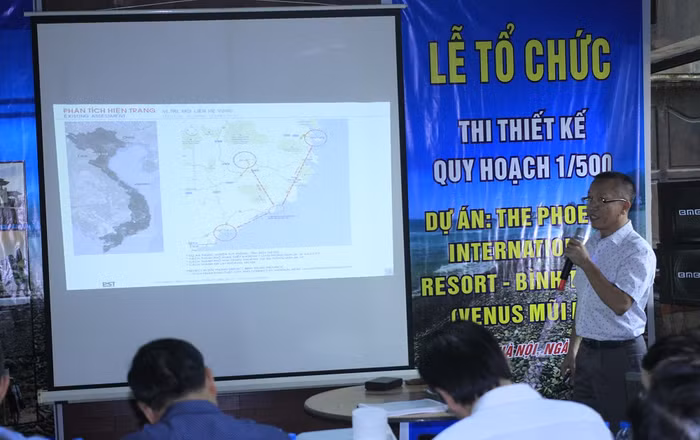 Đại diện Đơn vị kiến trúc PST – của Úc &amp; Singapore trình bày ý tưởng thiết kế (ảnh Trinh Phúc).