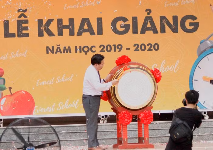 Đại biểu Quốc hội Nghiêm Vũ Khải đánh trống khai giảng năm học mới (ảnh Trinh Phúc).