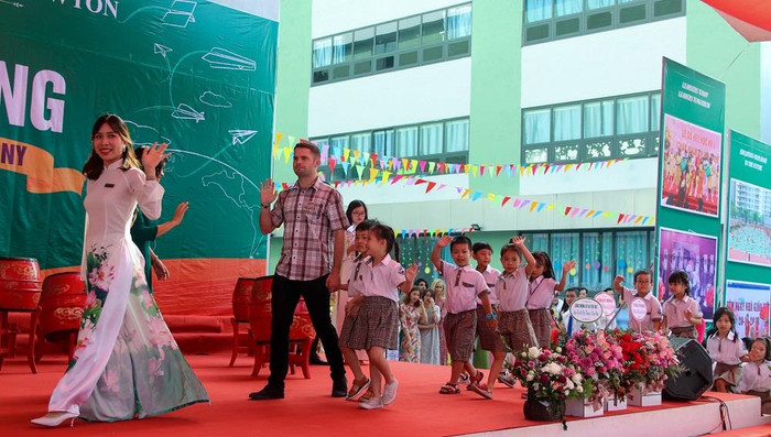 Những học sinh lớp 1 được chào đón nồng ấm trong lễ khai giảng năm học mới (ảnh Trường Newton cung cấp). Những học sinh lớp 1 được chào đón nồng ấm trong lễ khai giảng năm học mới (ảnh Trường Newton cung cấp).