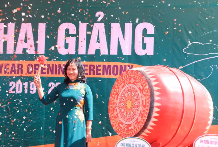 Cô Lê Thị Chính- Hiệu trưởng nhà trường đánh trống khai giảng năm học mới (ảnh trường Newton cung cấp). Cô Lê Thị Chính- Hiệu trưởng nhà trường đánh trống khai giảng năm học mới (ảnh trường Newton cung cấp).