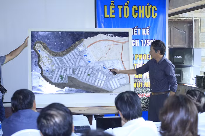 Đại diện đơn vị Tư vấn thiết kế kiến trúc i-AT trình bày ý tưởng thiết kế (ảnh Trinh Phúc).